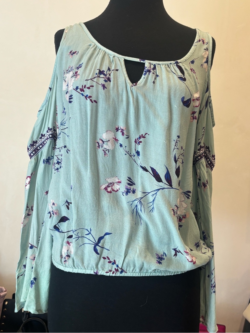Arizona Jean Company Mint Floral Cold-Shoulder Crop Top